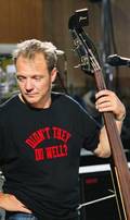 Guy Pratt
29.08.2006. Abbey Road Studios, London.
Photo by Polly Samson.
 DavidGilmour.com
