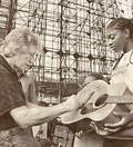 Roger Waters signs the guitar in Brazil